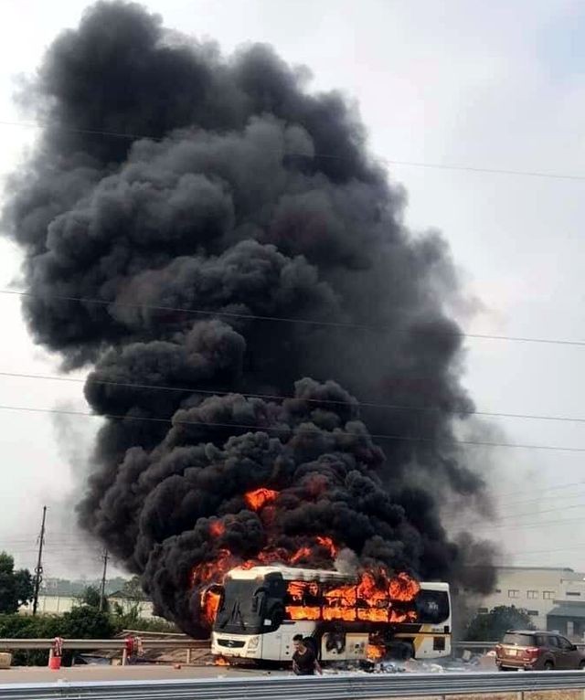 Xe khách cháy ngùn ngụt trên cao tốc Hà Nội - Bắc Giang ảnh 1