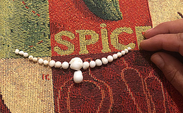 Đi ăn hàu, khách may mắn “cắn” luôn được viên ngọc hiếm ảnh 2