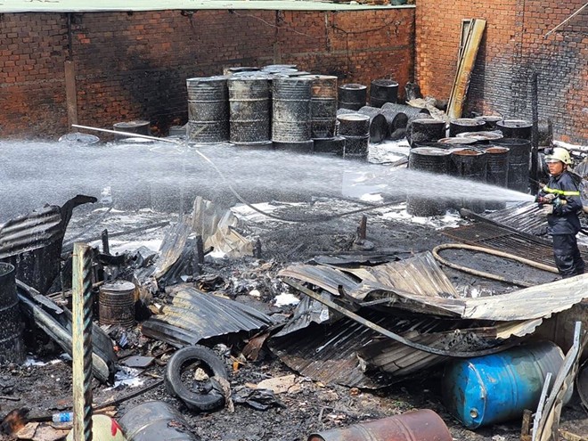 "Bà hỏa" thiêu rụi nhà xưởng chứa nhớt tái chế tại huyện Bình Chánh, TP.HCM ảnh 1