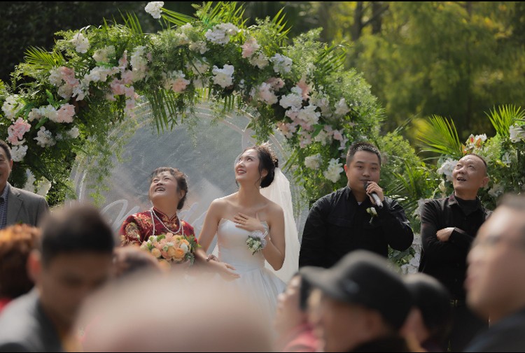 Chú rể dùng trực thăng rắc phong bì ảnh 1