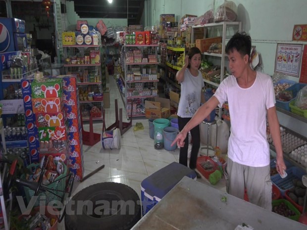 Xe tải bất ngờ nổ lốp, bánh xe lăn thẳng vào tiệm tạp hóa ven quốc lộ ảnh 1