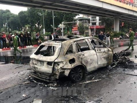 Hà Nội: Ôtô bốc cháy sau khi va chạm khiến một người tử vong ảnh 1