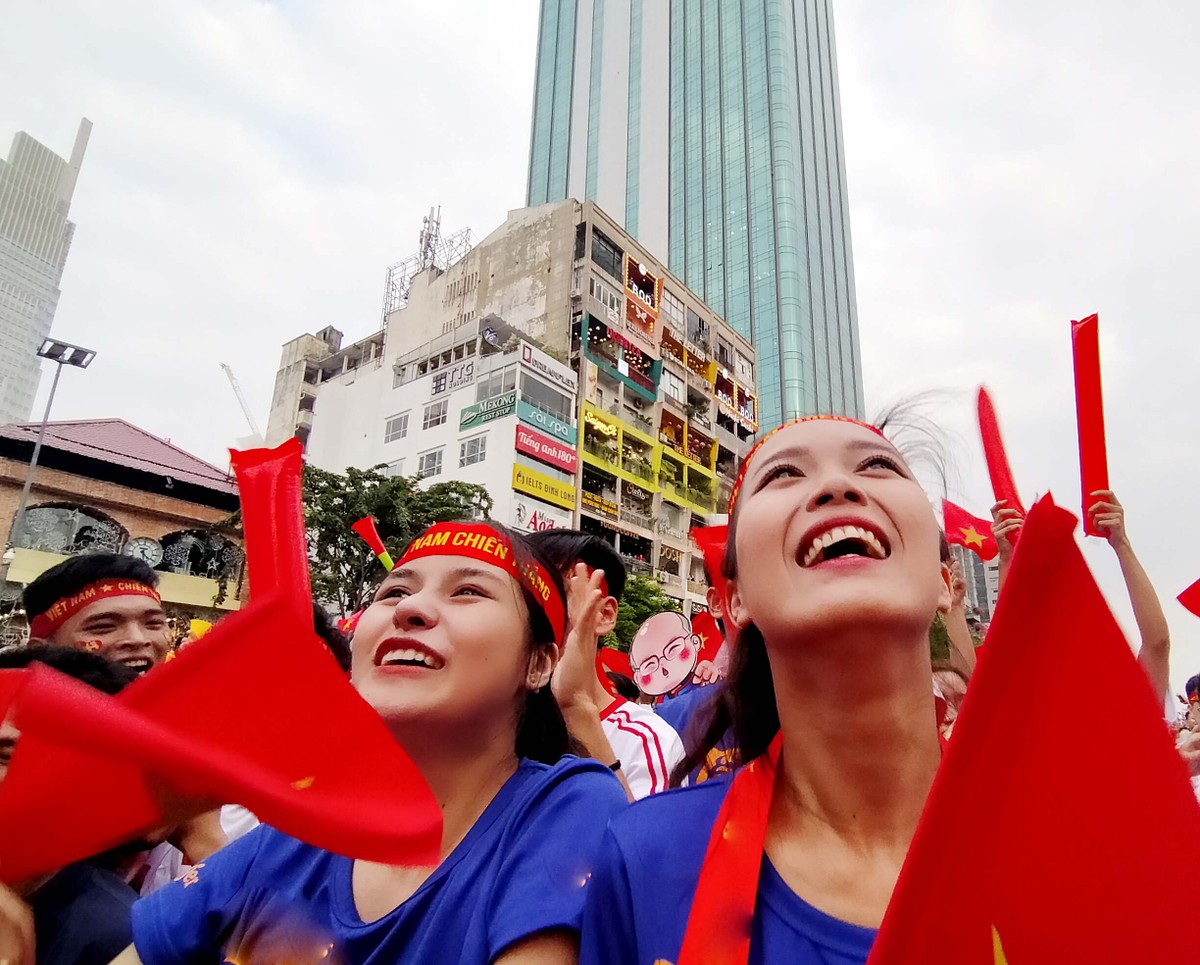 Cổ động viên TP.HCM từ lo lắng đến từng bừng mở hội trân U22 Việt Nam - U22 Thái Lan ảnh 10