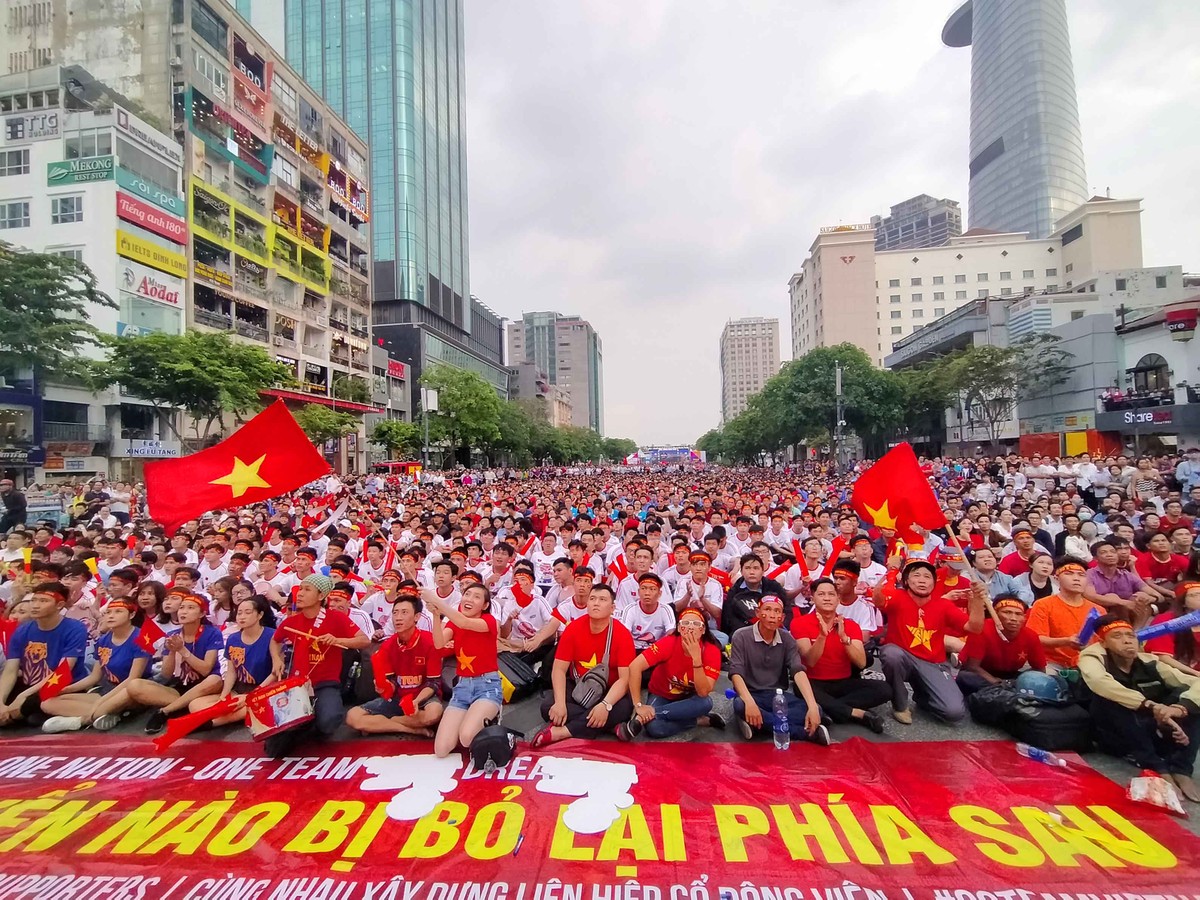 Cổ động viên TP.HCM từ lo lắng đến từng bừng mở hội trân U22 Việt Nam - U22 Thái Lan ảnh 11