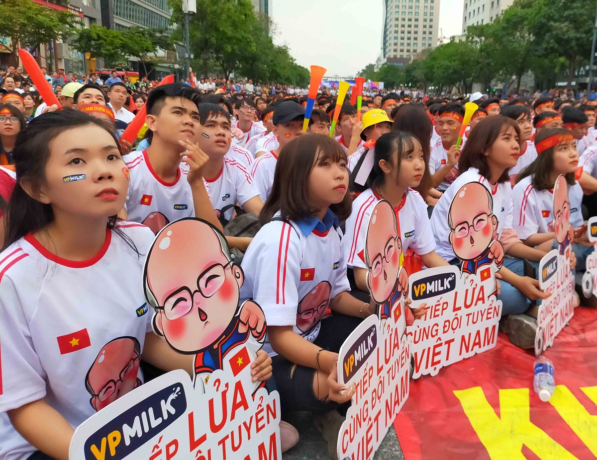 Cổ động viên TP.HCM từ lo lắng đến từng bừng mở hội trân U22 Việt Nam - U22 Thái Lan ảnh 12
