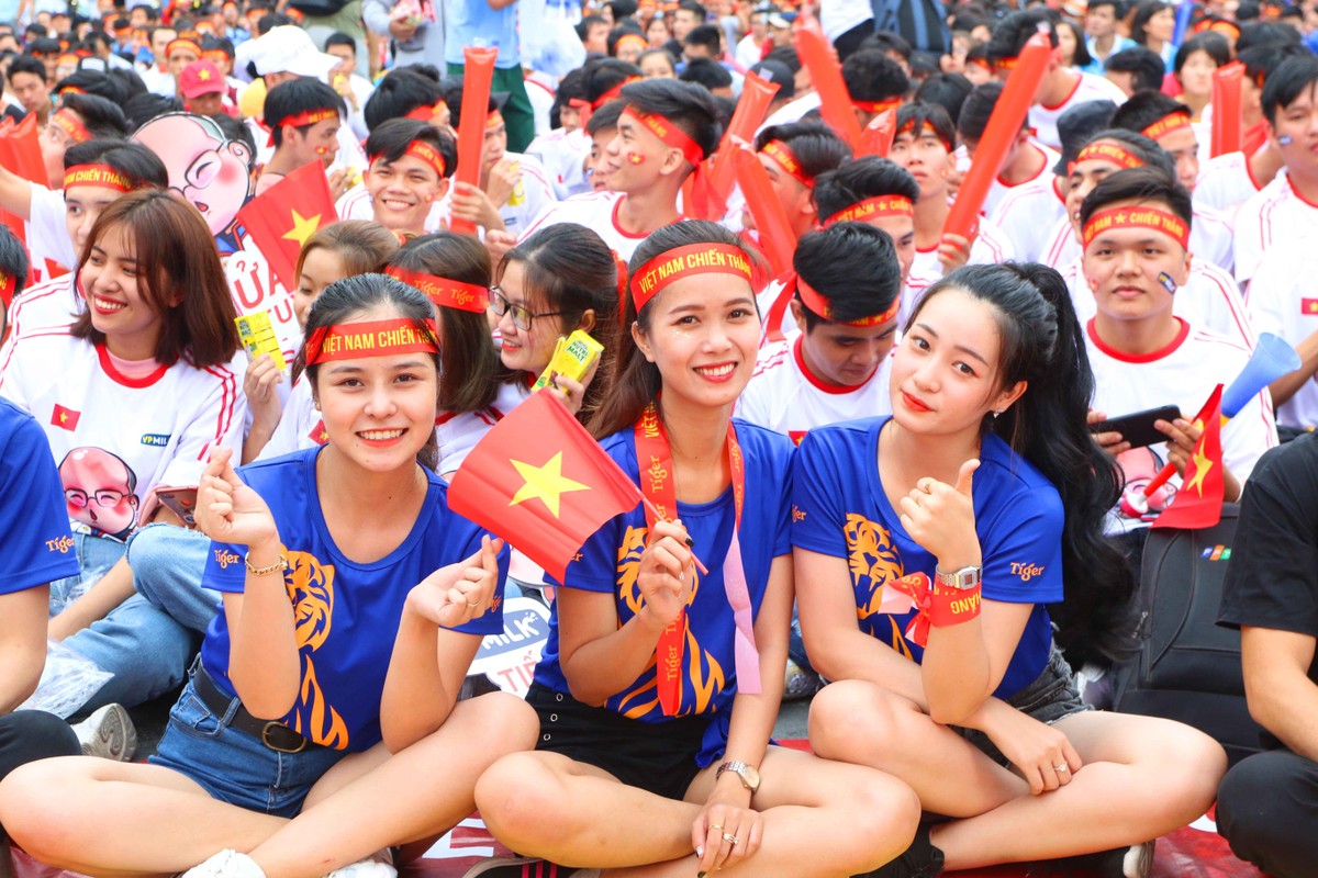 Cổ động viên TP.HCM từ lo lắng đến từng bừng mở hội trân U22 Việt Nam - U22 Thái Lan ảnh 1