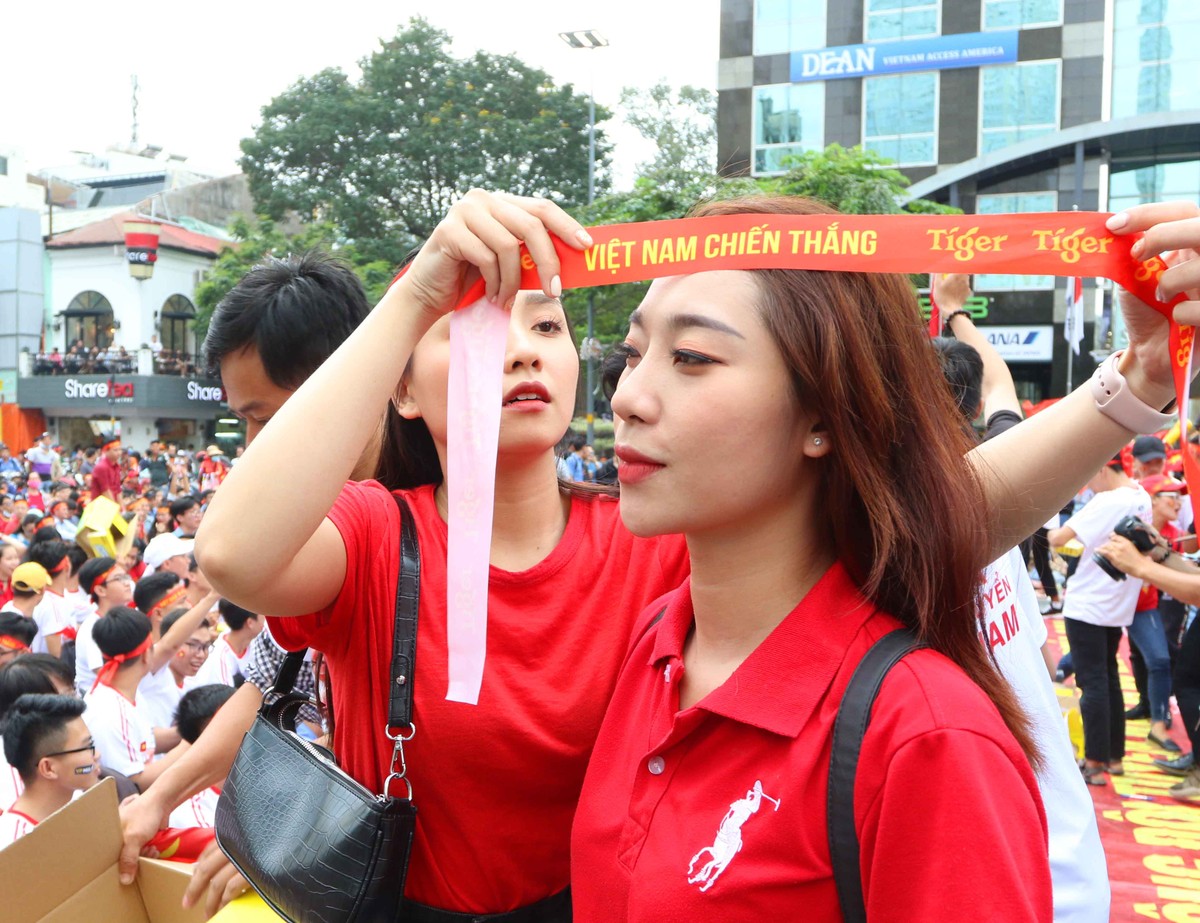 Cổ động viên TP.HCM từ lo lắng đến từng bừng mở hội trân U22 Việt Nam - U22 Thái Lan ảnh 2