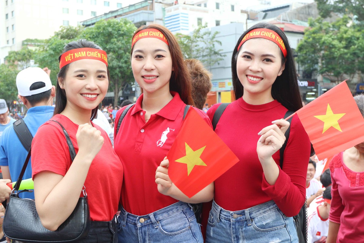 Cổ động viên TP.HCM từ lo lắng đến từng bừng mở hội trân U22 Việt Nam - U22 Thái Lan ảnh 3