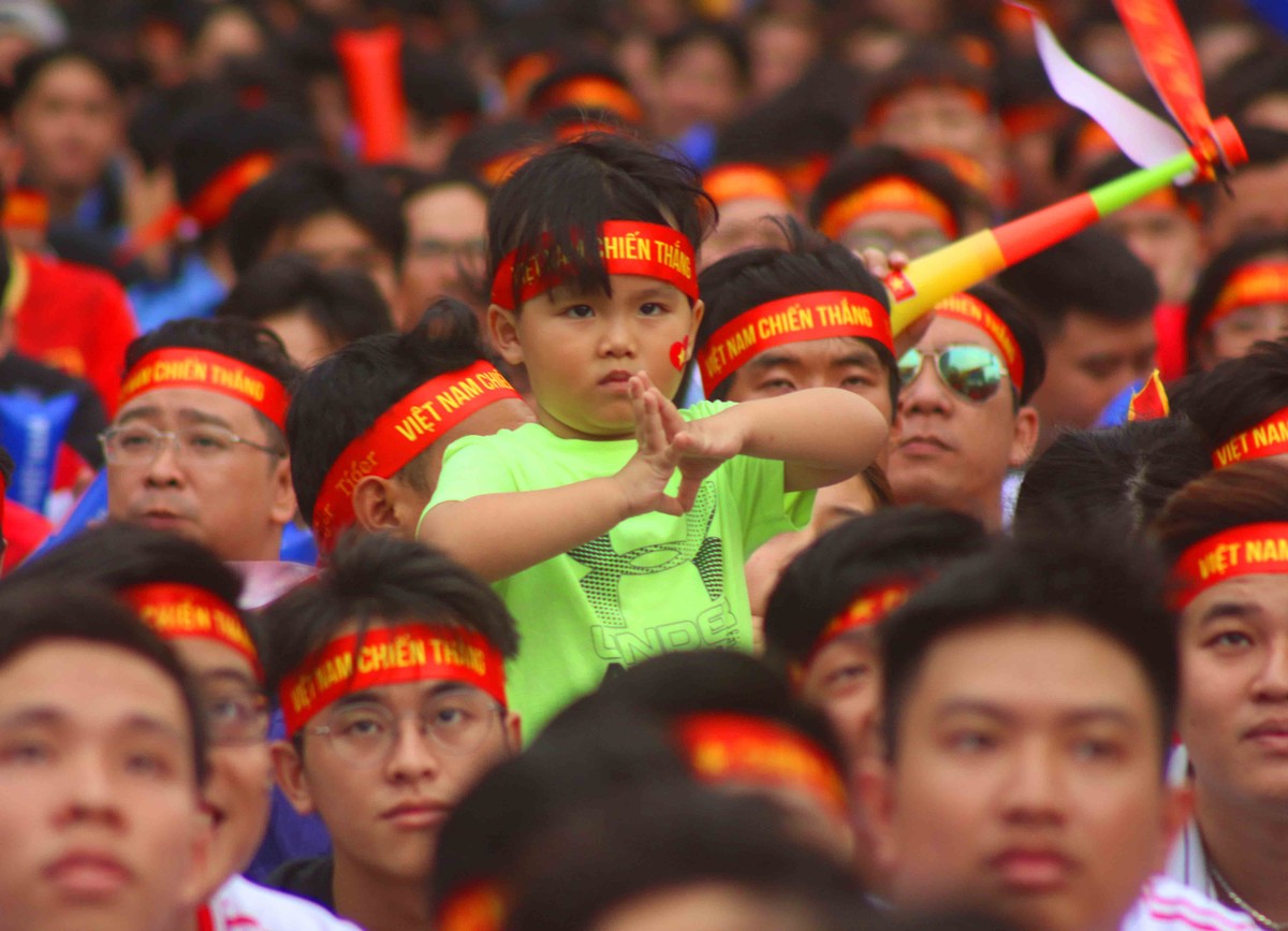 Cổ động viên TP.HCM từ lo lắng đến từng bừng mở hội trân U22 Việt Nam - U22 Thái Lan ảnh 6