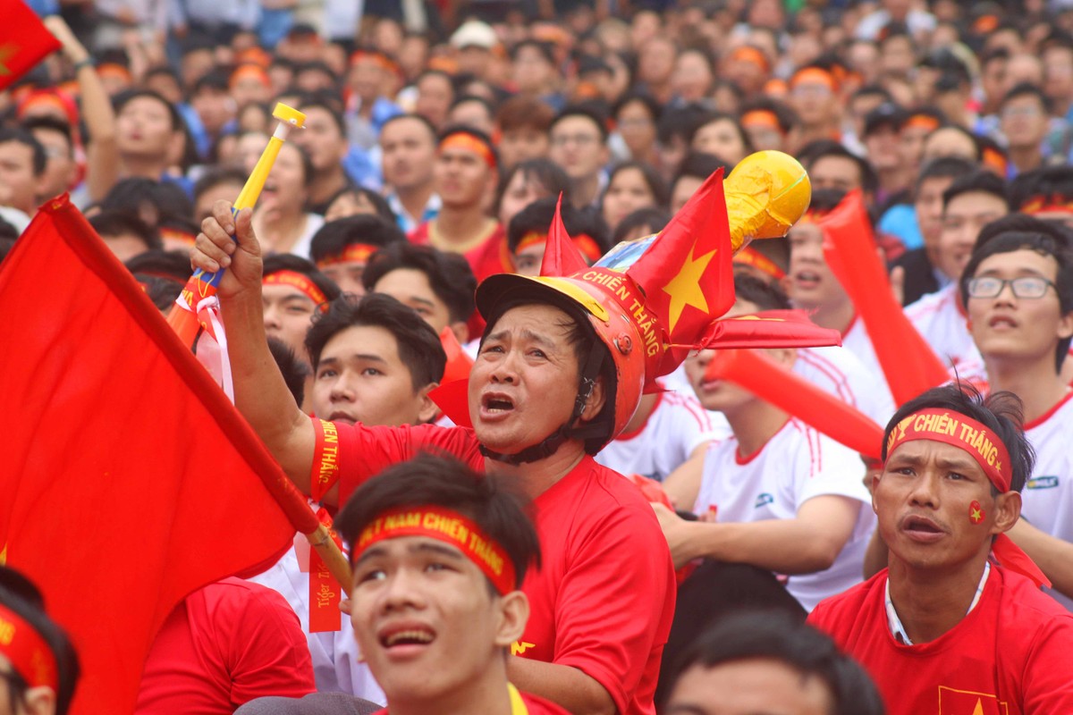 Cổ động viên TP.HCM từ lo lắng đến từng bừng mở hội trân U22 Việt Nam - U22 Thái Lan ảnh 8
