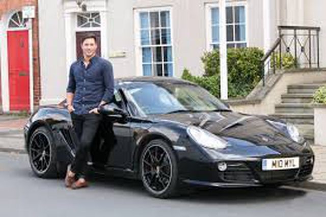 Trúng vé số hơn 30 tỷ, chàng trai ăn chơi trác táng khắp thế giới ảnh 1