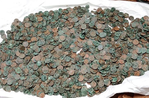 Người đàn ông đào được hũ tiền cổ sau khi trúng số ảnh 1