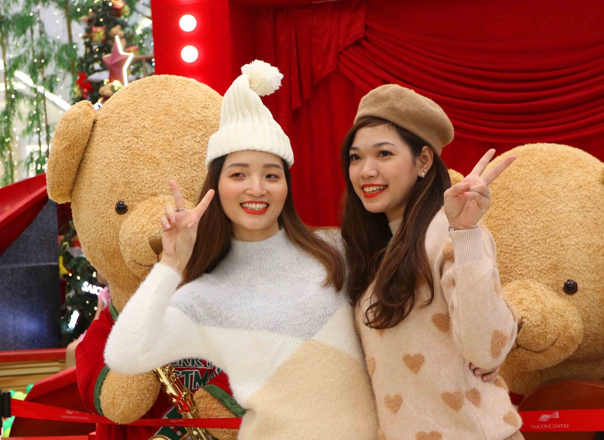 Các thiếu nữ Sài Gòn ra phố chụp ảnh mùa Giáng sinh ảnh 2