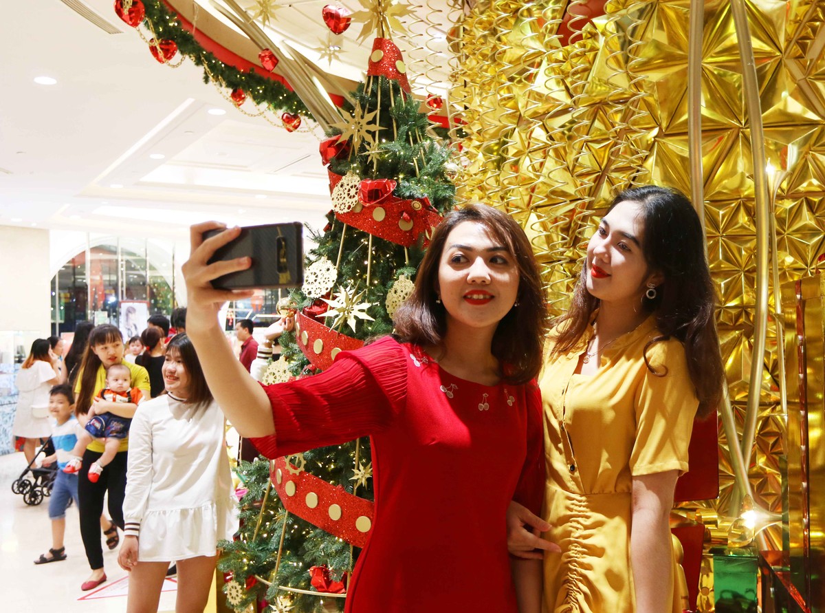Các thiếu nữ Sài Gòn ra phố chụp ảnh mùa Giáng sinh ảnh 5
