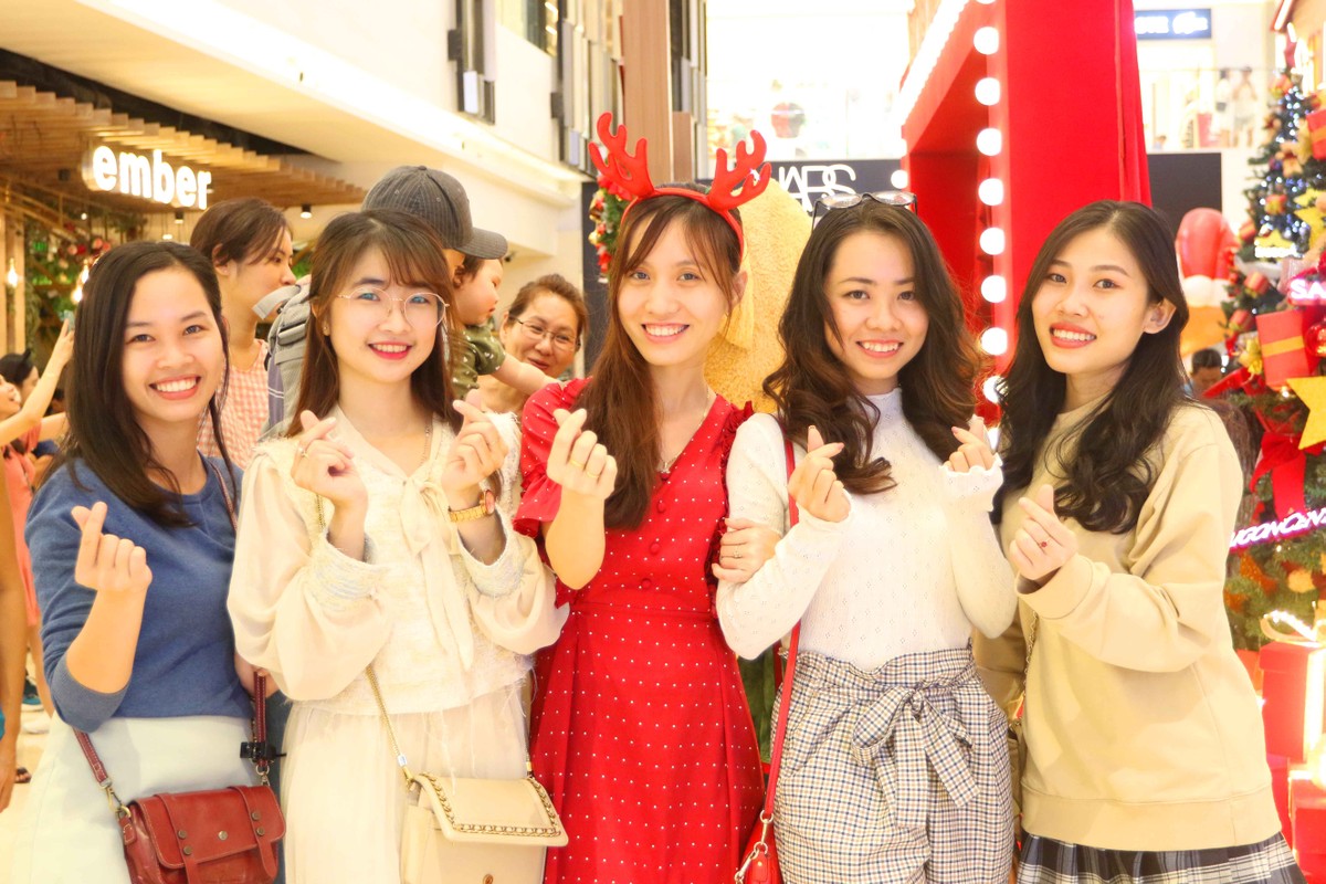 Các thiếu nữ Sài Gòn ra phố chụp ảnh mùa Giáng sinh ảnh 7