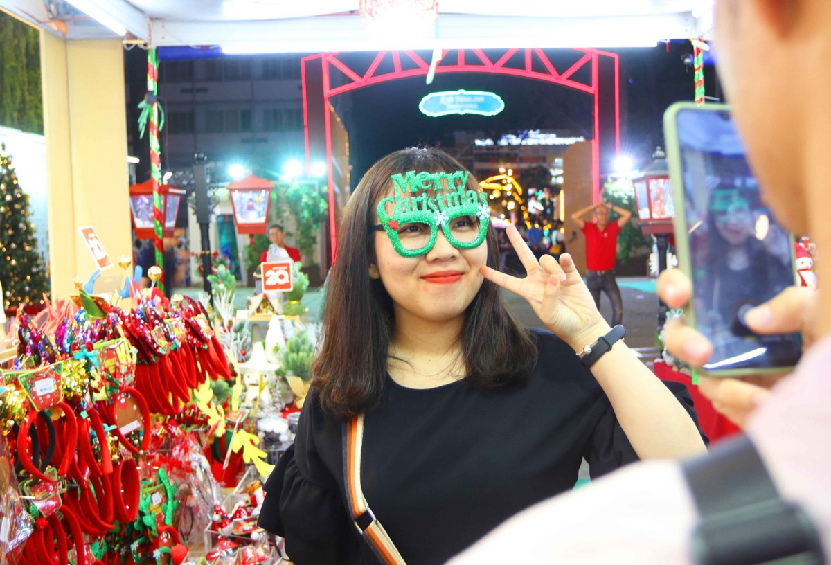 Các thiếu nữ Sài Gòn ra phố chụp ảnh mùa Giáng sinh ảnh 9