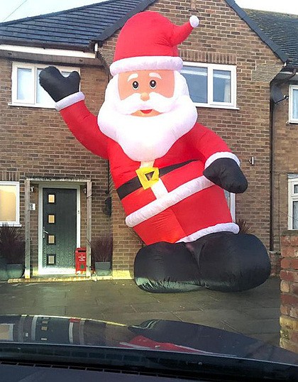 Mua nhầm ông già Noel cao bằng nhà hai tầng ảnh 1