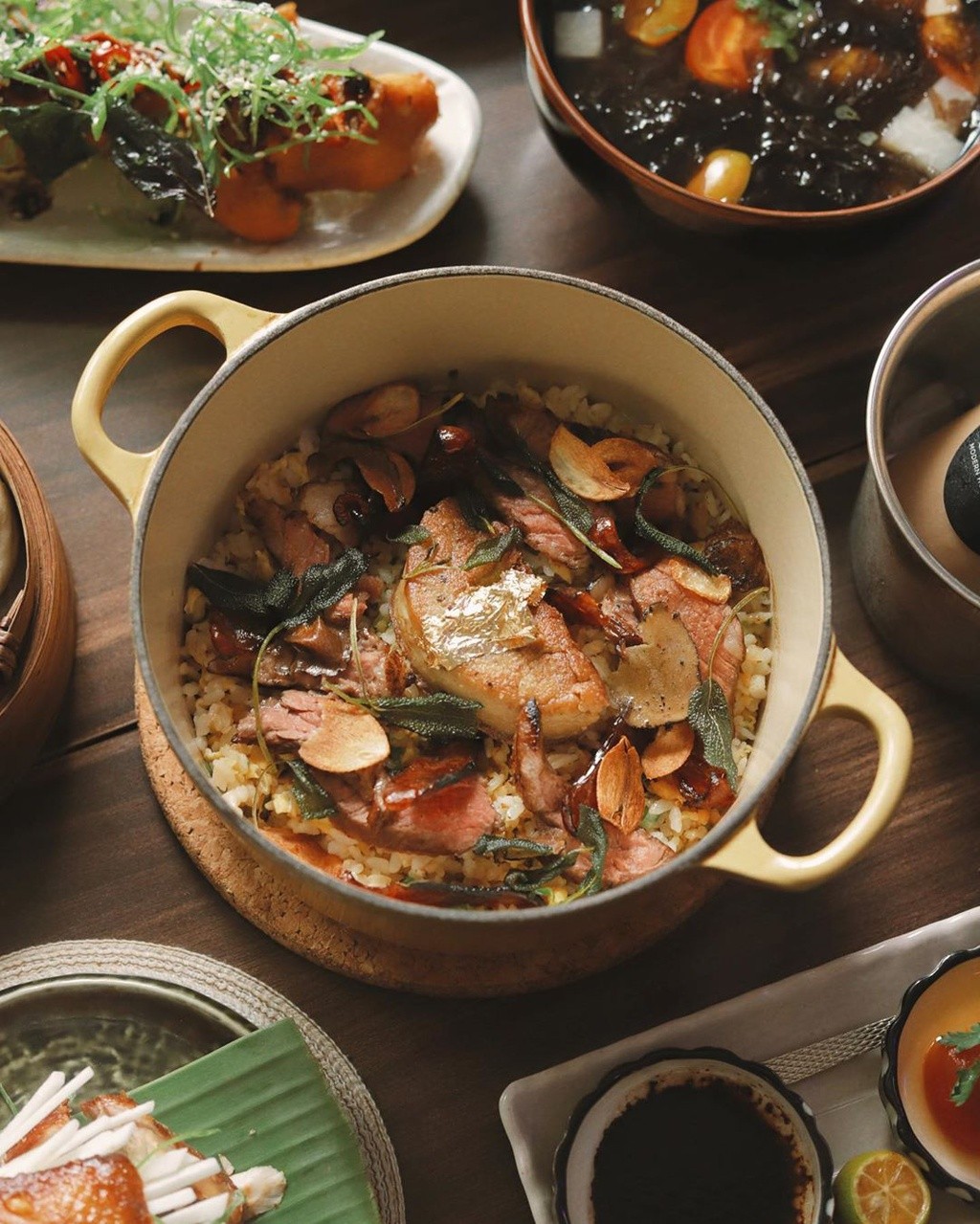 Cơm chiên dát vàng giá gần 1 triệu đồng tại TP.HCM ảnh 1