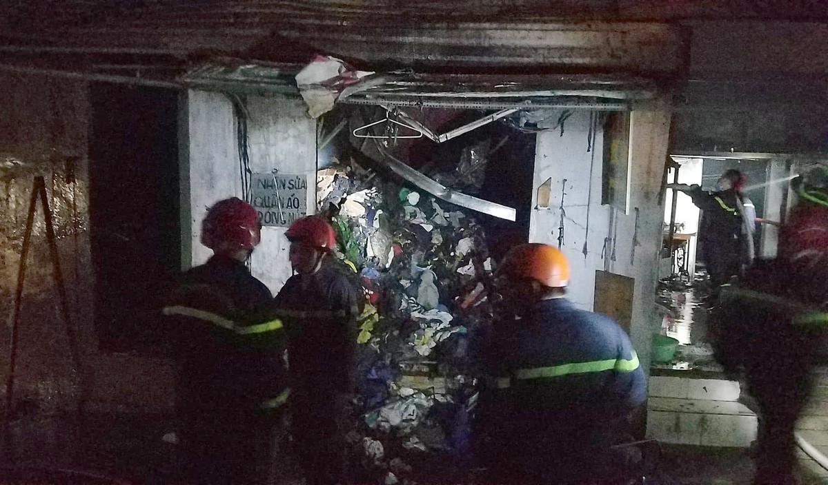 TP.HCM: Cháy 1 căn nhà và 9 ki ốt, nhiều tài sản bị thiêu rụi ảnh 1