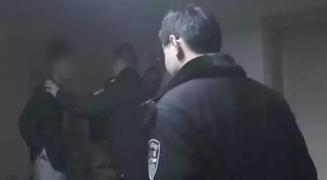 Liên tục bị giục cưới, chàng thanh niên cố tình để cảnh sát bắt để “né“ ảnh 2