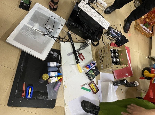 Công an TP.HCM triệt phá đường dây sản xuất tiền giả ảnh 1