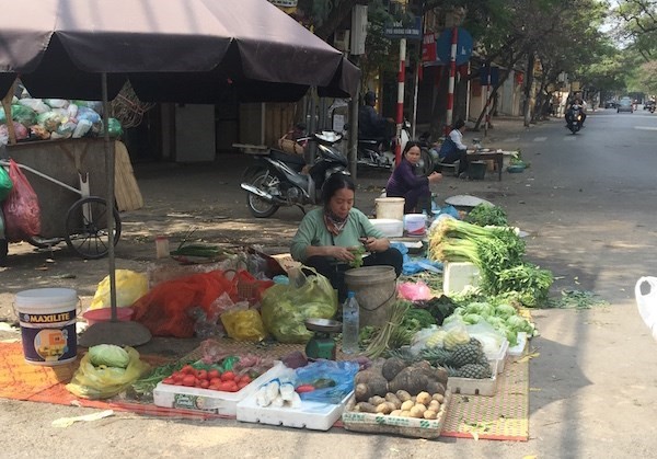 Mùng 4 Tết: Rau xanh, thủy hải sản tại Hà Nội tăng giá mạnh ảnh 1