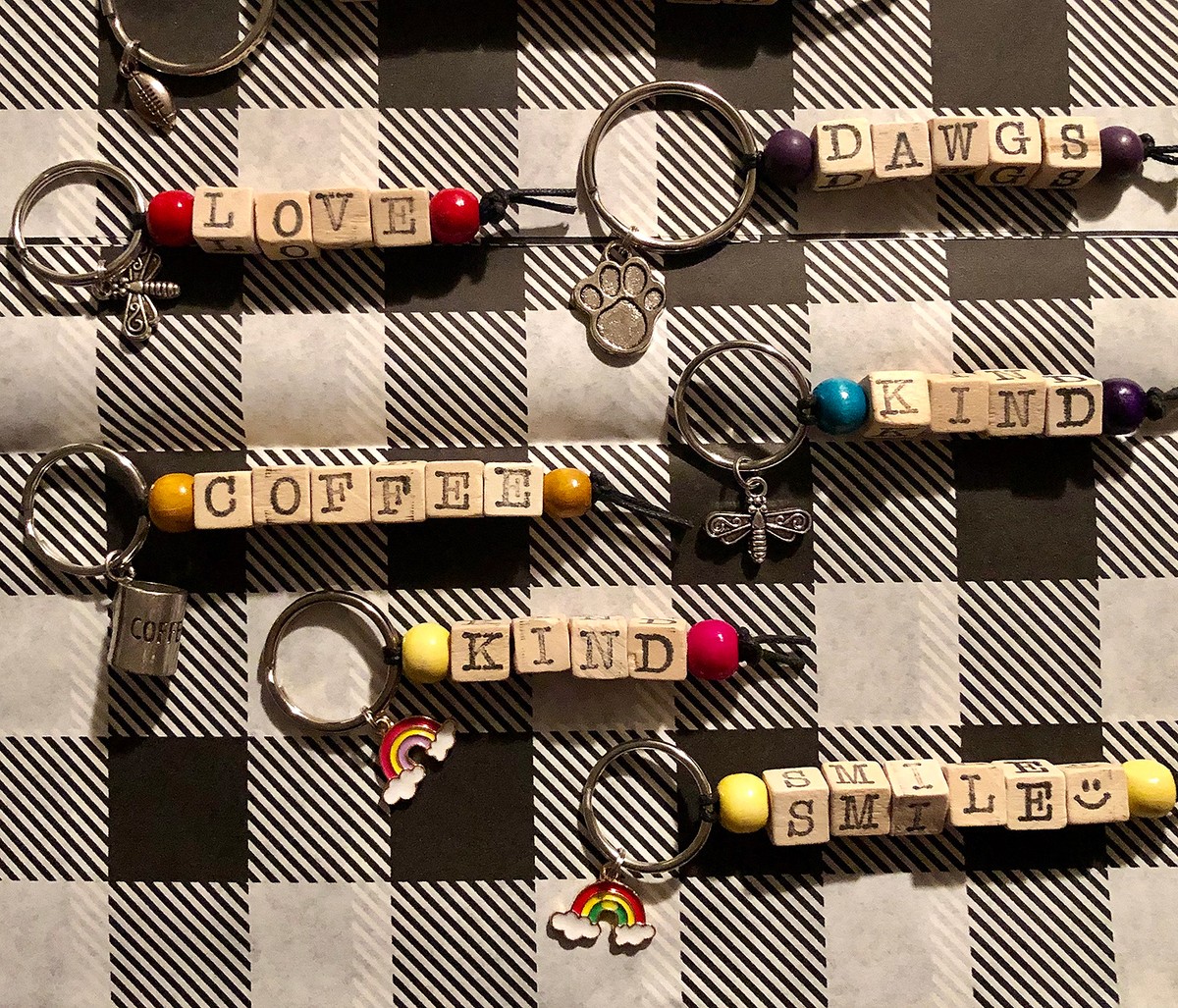 Cậu bé 8 tuổi bán móc chìa khóa để trang trải tiền nợ ăn trưa cho bạn học ảnh 1