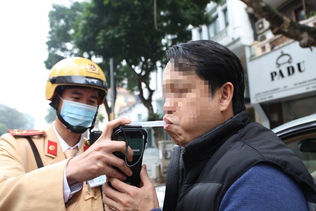 Dừng sử dụng phễu thổi khi kiểm tra nồng độ cồn thời corona ảnh 1