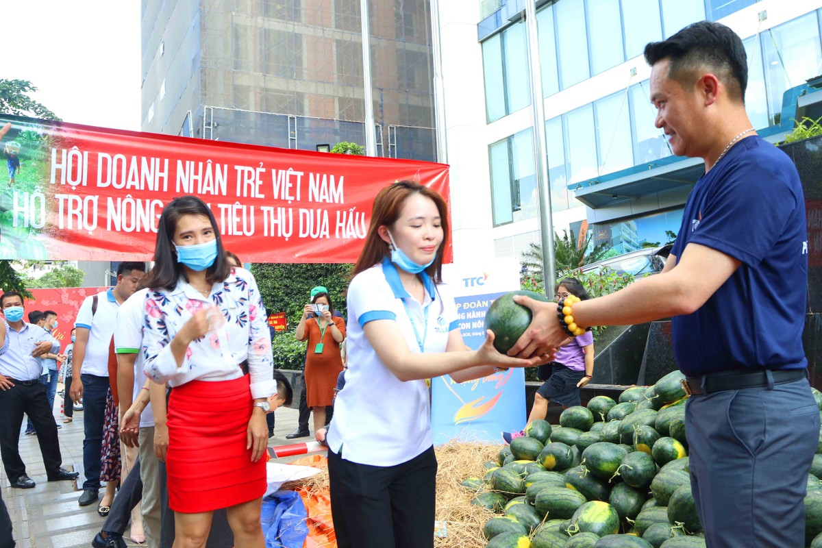 Hội doanh nhân trẻ Việt Nam và Cán bộ nhân viên TTC hỗ trợ tiêu thụ nông sản ảnh 2