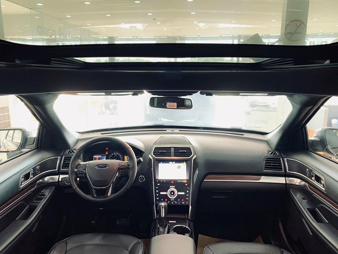 Khách Việt thờ ơ, Ford Explorer giảm 269 triệu đồng để kích cầu ảnh 2