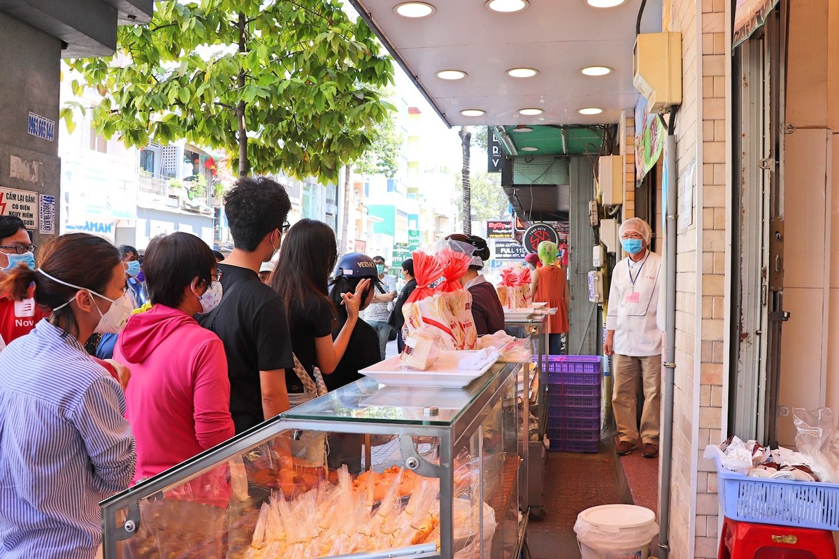 Người dân TP.HCM dậy sớm xếp hàng mua bánh mì thanh long ABC ảnh 2