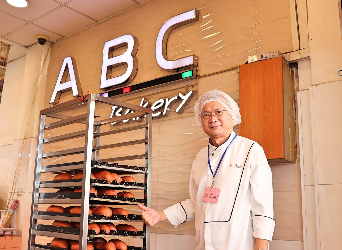 Người dân TP.HCM dậy sớm xếp hàng mua bánh mì thanh long ABC ảnh 3