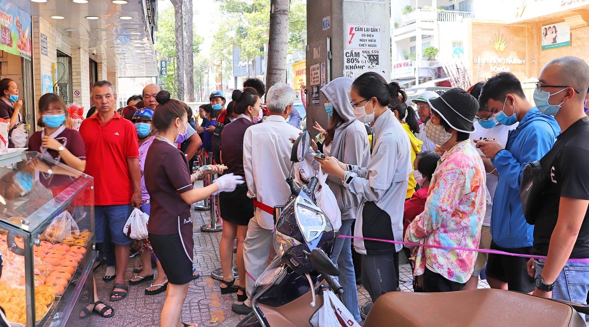 Người dân TP.HCM dậy sớm xếp hàng mua bánh mì thanh long ABC ảnh 6