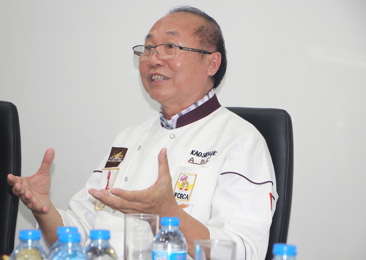 Người dân TP.HCM dậy sớm xếp hàng mua bánh mì thanh long ABC ảnh 8