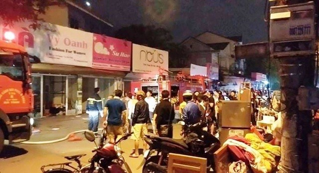 Hà Tĩnh: Tiệm giặt là bốc cháy giữa khu dân cư, người dân cuống cuồng sơ tán tài sản ảnh 1