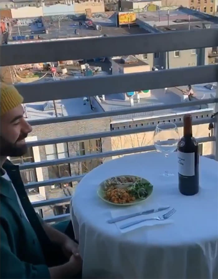 Tán gái mùa Covid-19: Chàng trai dùng drone để xin số điện thoại cô nàng nhà bên ảnh 1