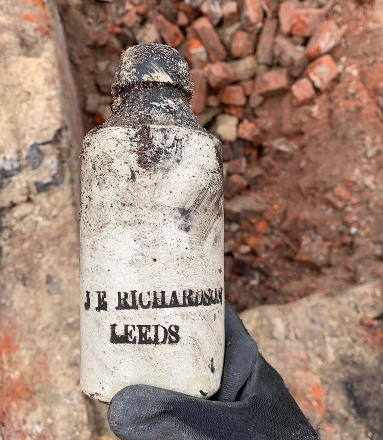 Khai quật 600 chai bia từ thế kỷ 19 ảnh 1