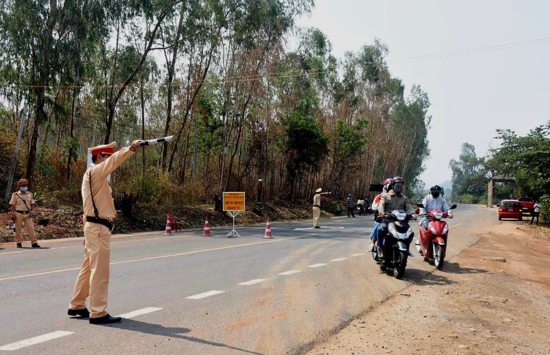 Cướp ôtô, đánh cảnh sát để trốn cách ly ảnh 1