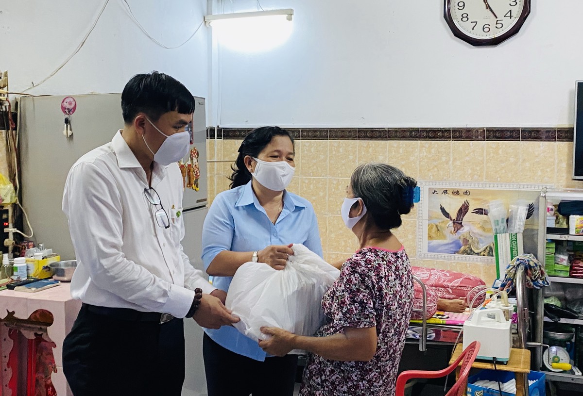 Nhiều doanh nghiệp giúp người nghèo vượt qua dịch Covid-19  ảnh 11