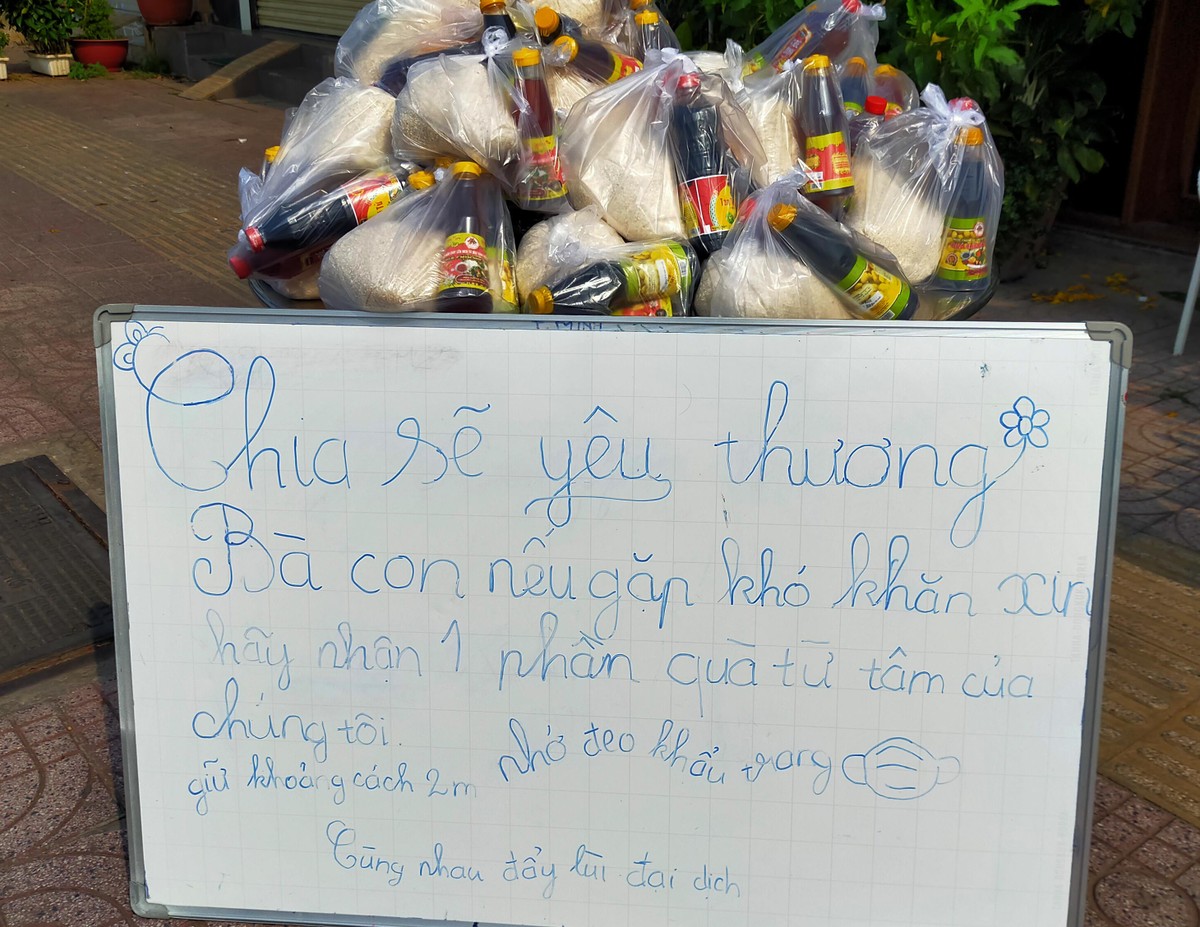 Hình ảnh lay động lòng người ngày hết giãn cách xã hội: Các em nhỏ Sài Gòn lễ phép phát thực phẩm cho người nghèo ảnh 2