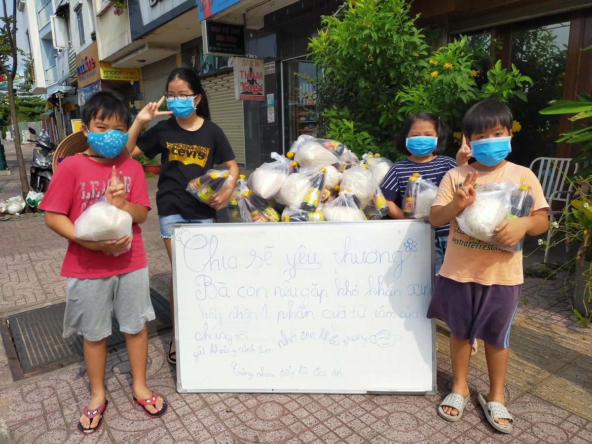 Hình ảnh lay động lòng người ngày hết giãn cách xã hội: Các em nhỏ Sài Gòn lễ phép phát thực phẩm cho người nghèo ảnh 3