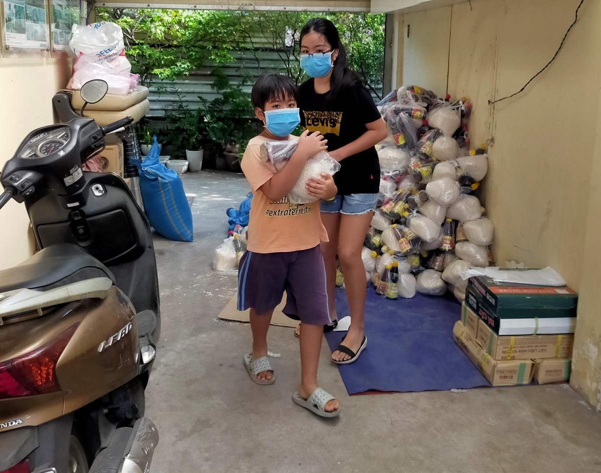 Hình ảnh lay động lòng người ngày hết giãn cách xã hội: Các em nhỏ Sài Gòn lễ phép phát thực phẩm cho người nghèo ảnh 6