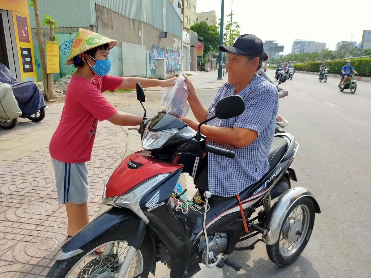 Hình ảnh lay động lòng người ngày hết giãn cách xã hội: Các em nhỏ Sài Gòn lễ phép phát thực phẩm cho người nghèo ảnh 7