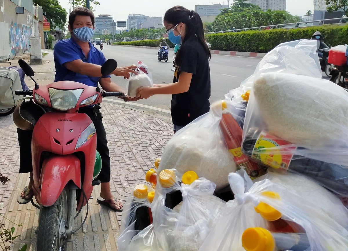 Hình ảnh lay động lòng người ngày hết giãn cách xã hội: Các em nhỏ Sài Gòn lễ phép phát thực phẩm cho người nghèo ảnh 8