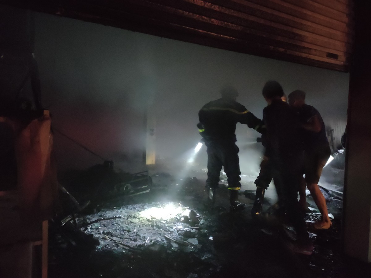 Nghệ An: “Bà hỏa” thiêu rụi cửa hàng điện máy ảnh 1