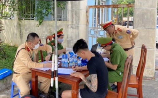 Hơn 300 tài xế “ma men” bị xử phạt trong ngày đầu tổng kiểm soát ảnh 1