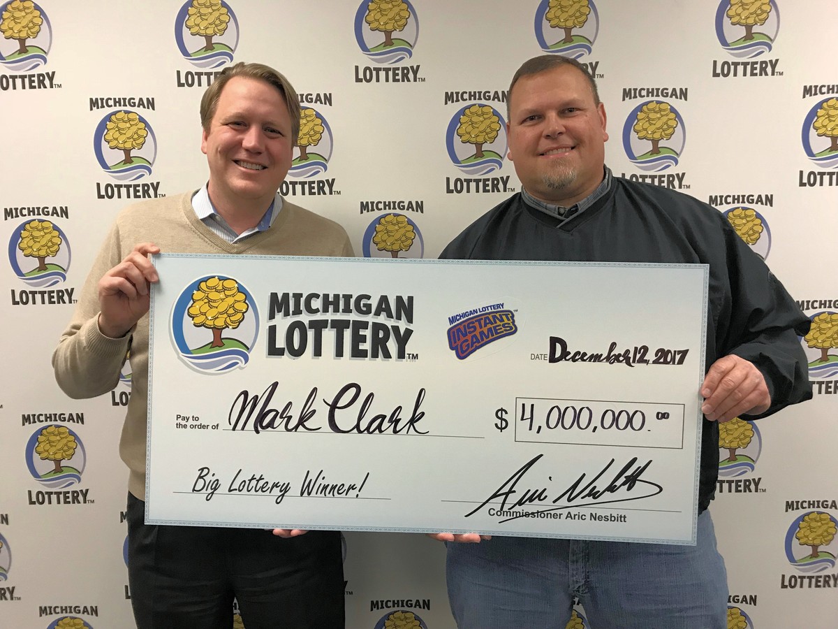 Cứ mua vé số là trúng, người đàn ông 3 năm trúng 2 giải độc đắc tổng giá trị 8 triệu USD ảnh 1