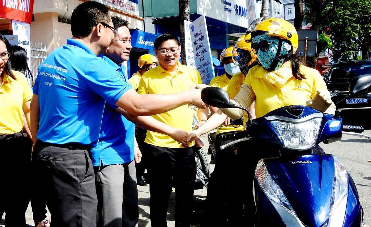 Hai ngày, gần 90.000 người tham gia bảo hiểm xã hội tự nguyện và bảo hiểm y tế hộ gia đình ảnh 1