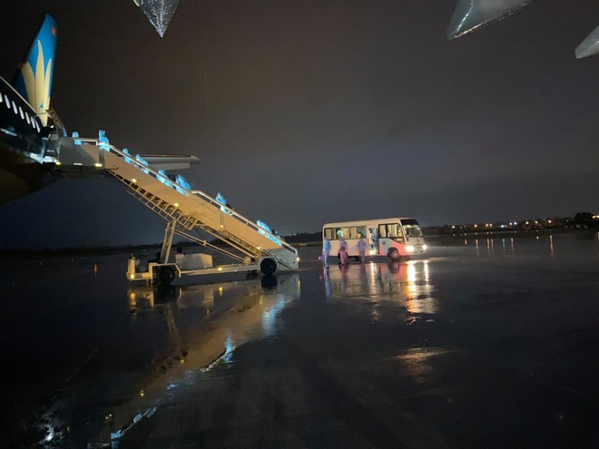 Chuyến bay đón 129 người Việt nhiễm Covid-19 từ Guinea Xích đạo đã về Nội Bài ảnh 2