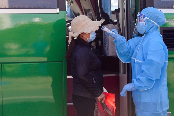 Hơn 700 người Quảng Ngãi được rời Đà Nẵng ảnh 1